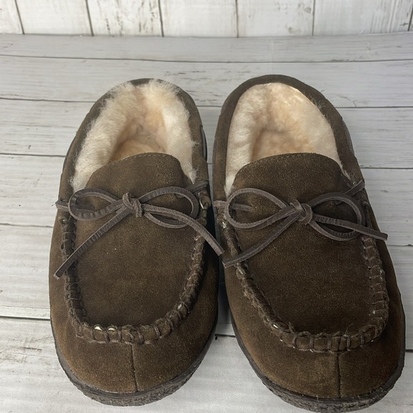 NWOT Unisex Vineyard Vines Brown Sherpa Lined Suede Slipper - Picture 3 of 9